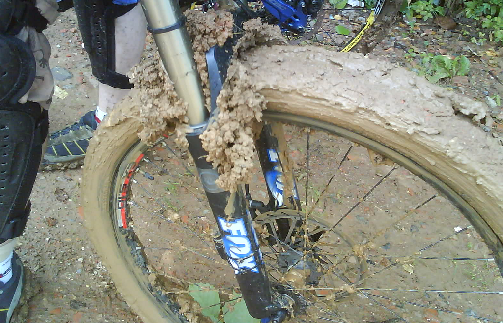 На фото – грязное колесо велосипеда