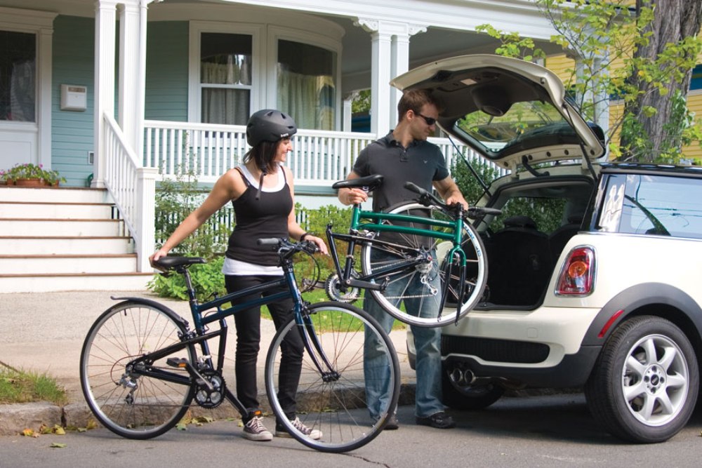 Складной велосипед свободно помещается в багажнике