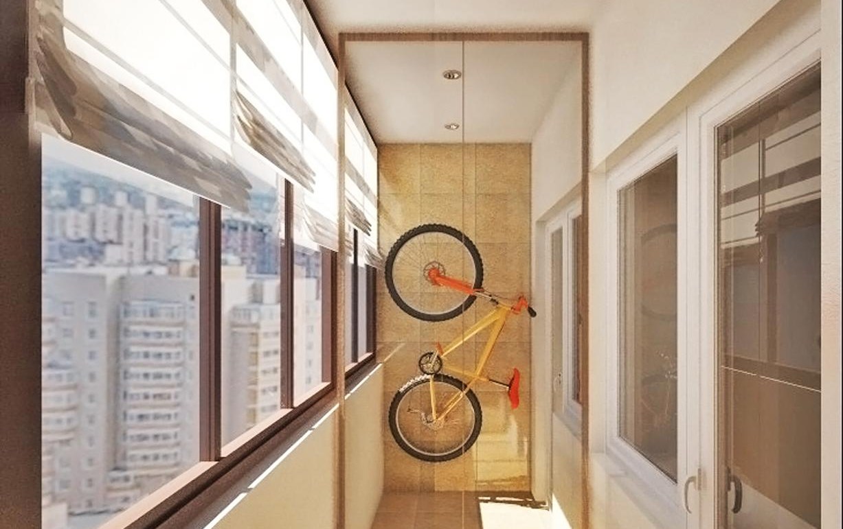 Велосипед в подвешенном состоянии на балконе